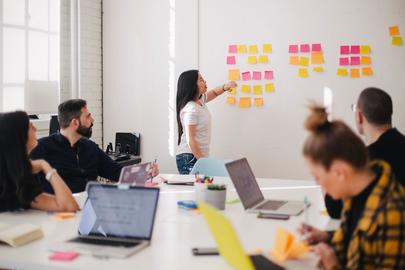 Profissionais analisando campanhas e resultados de marketing